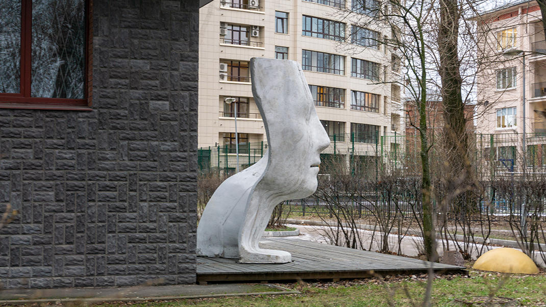 Скульптура во дворе