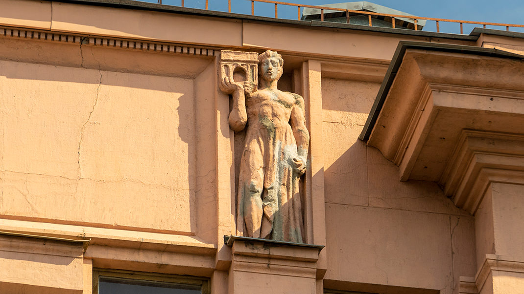 Скульптура на фасаде