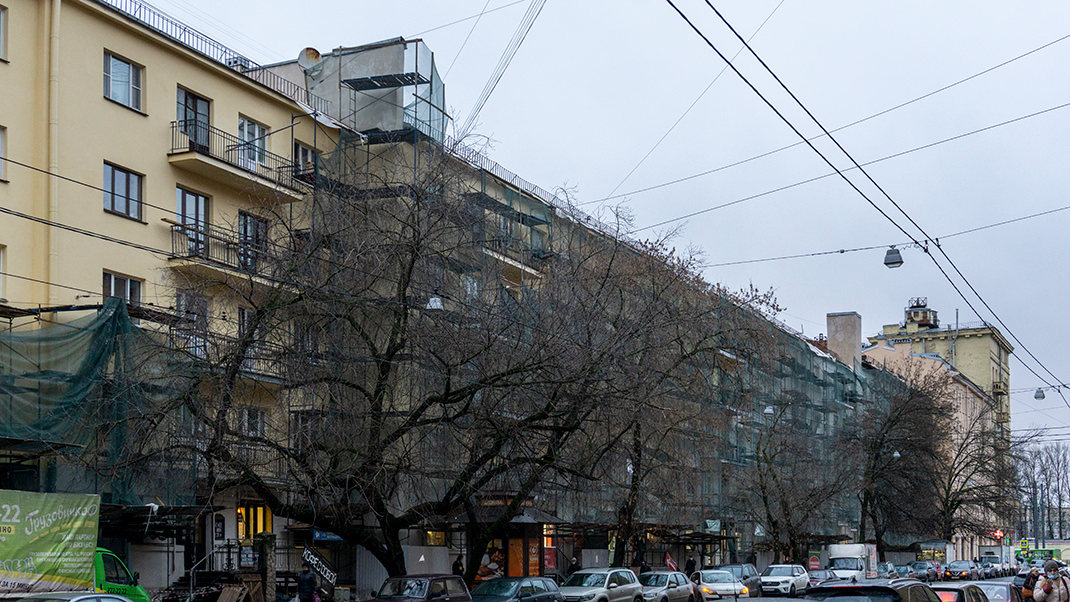 В доме, выходящем на улицу Смолячкова, можно встретить узнаваемый «симоновский проезд», правда в конце 2020 года фасад здания был скрыт под строительными лесами