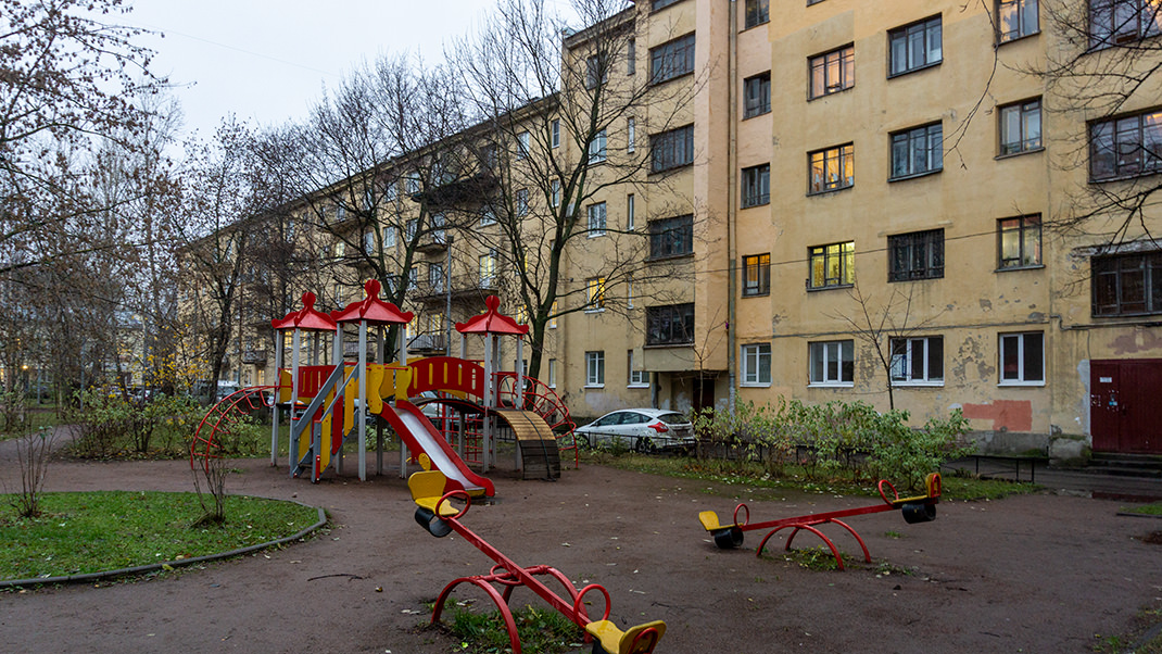 Двор с детской площадкой