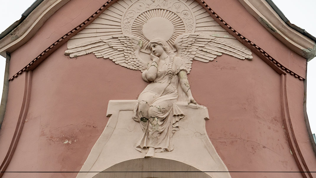 Местные жители называют эту фигуру на фасаде печальным ангелом