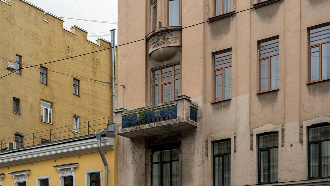 Сторона, обращённая к улице Жуковского