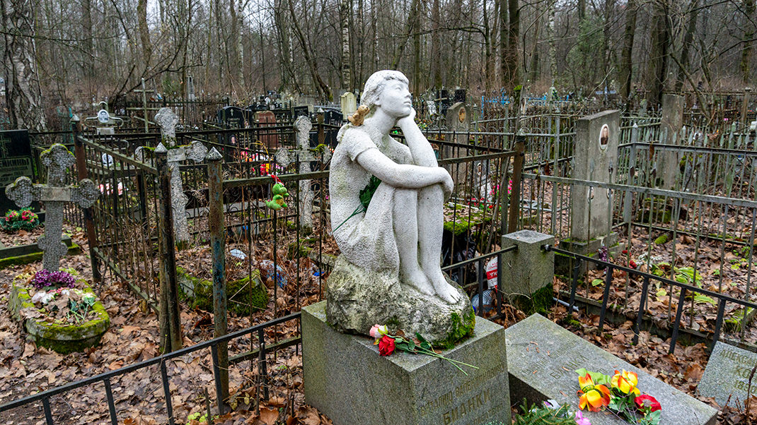 Памятник на захоронении писателя Виталия Бианки