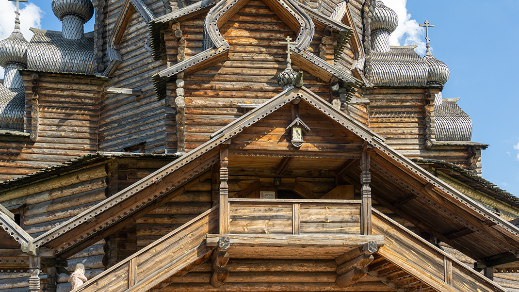 В этнопарке можно увидеть несколько восстановленных памятников деревянного зодчества