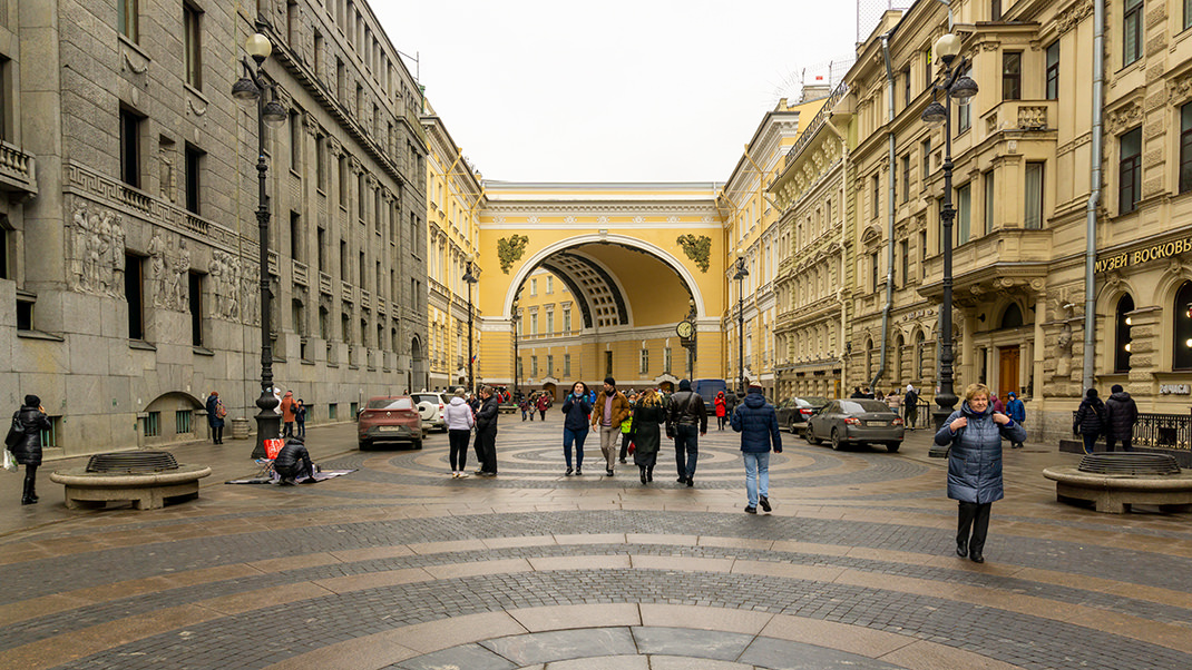 Под ногами пешеходов находятся круги с образцами кладки, использовавшейся для мощения петербургских улиц