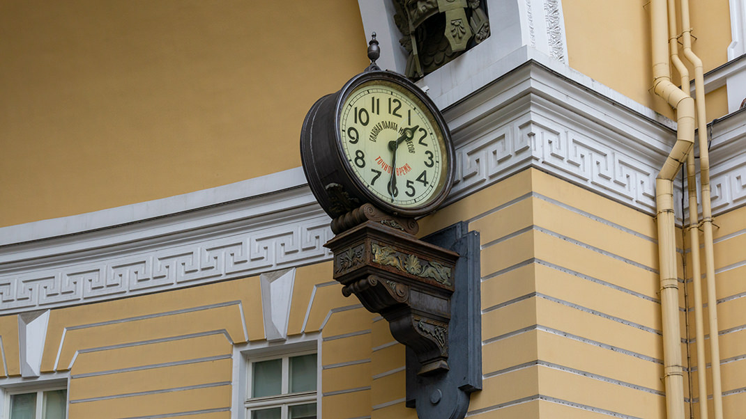 Часы на здании Главного штаба