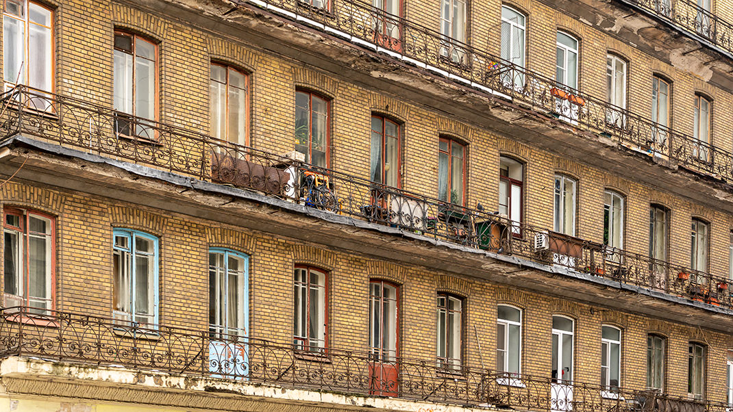 Главная особенность лицевого фасада дома Барановского — сплошные ленточные балконы