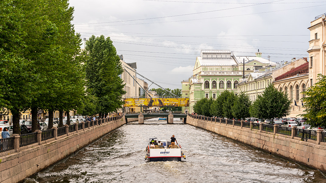 Перед зданием протекает Крюков канал
