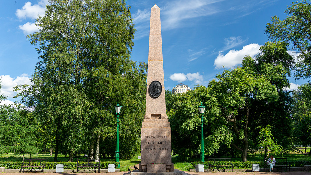 Этот памятник был установлен к 100-летию со дня смерти поэта