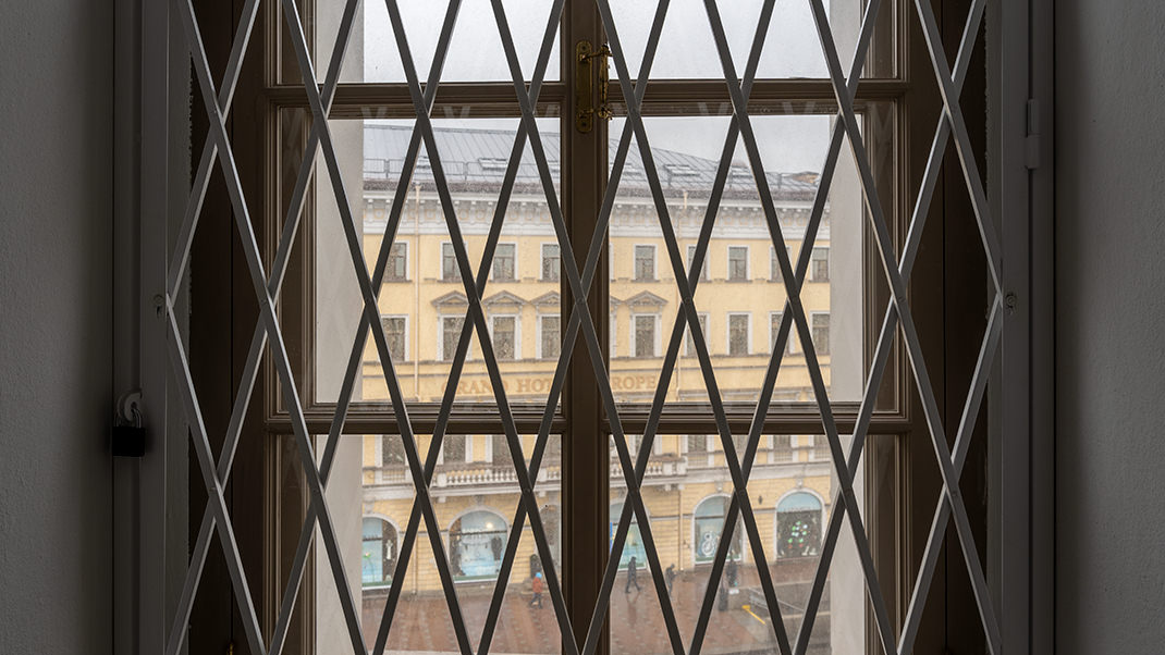 Окно с видом на Невский проспект