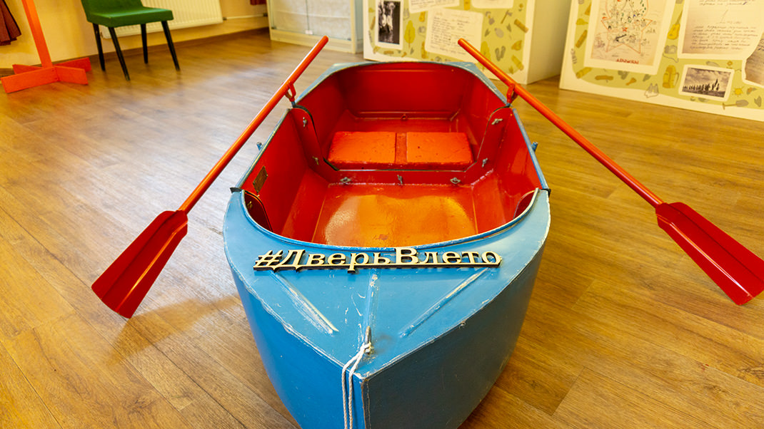 Самый большой экспонат — лодка с символикой выставки