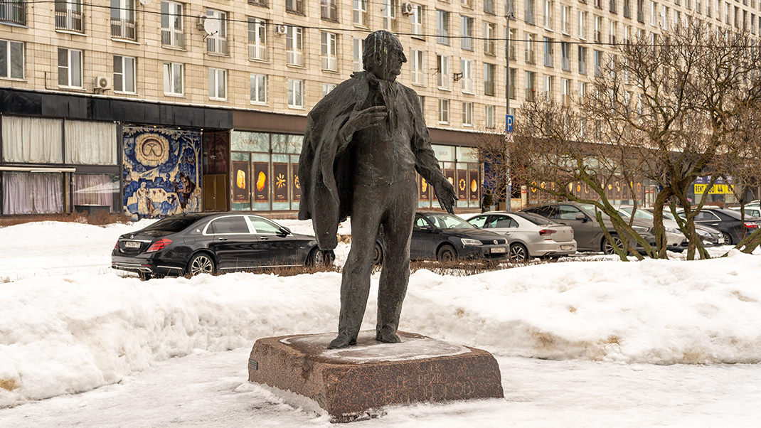 Памятник режиссеру Георгию Товстоногову перед домом