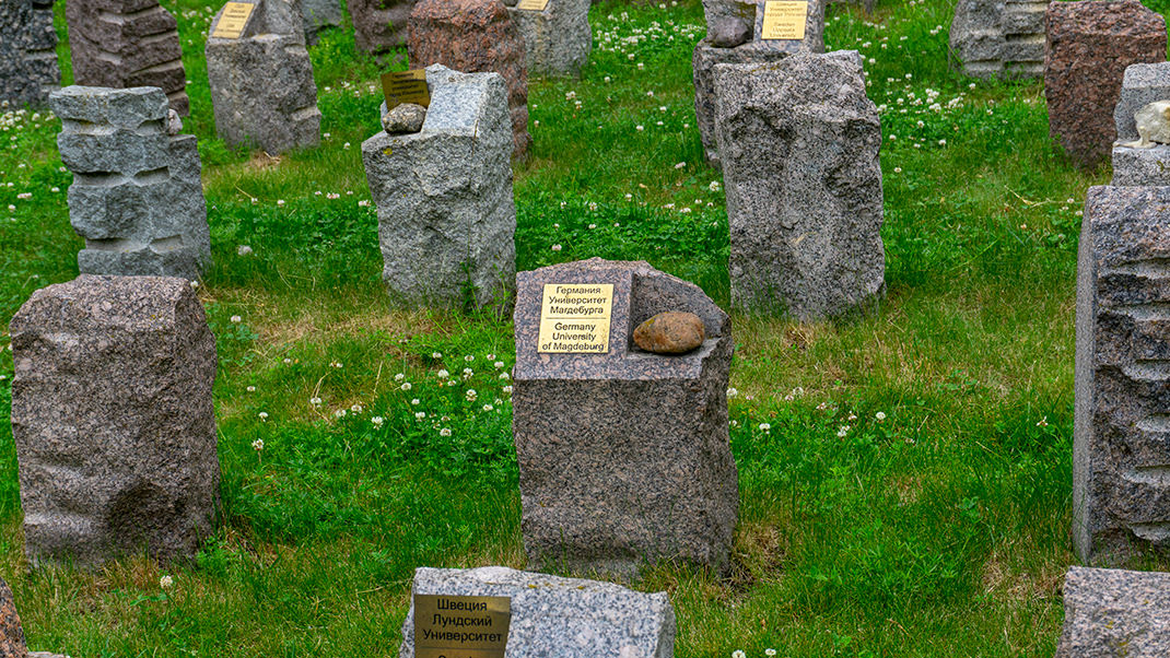 Камни присланы из старейших и крупнейших университетов мира