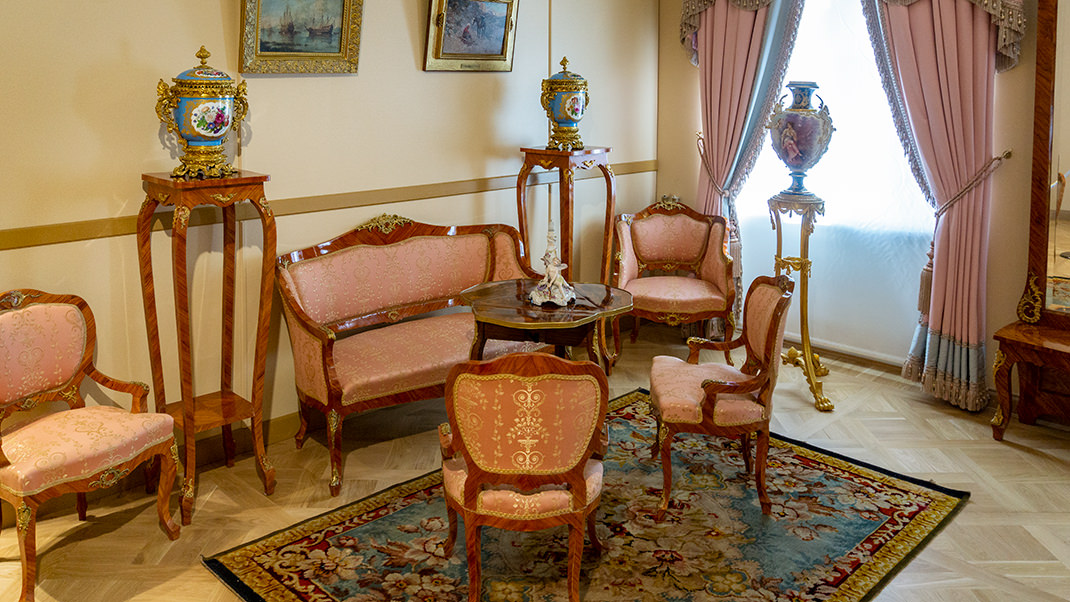 Дамский кабинет-гостиная в стиле «второе рококо»