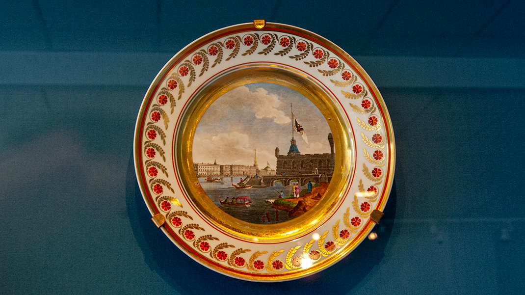 Тарелка «Вид Дворцовой набережной от Петропавловской крепости»