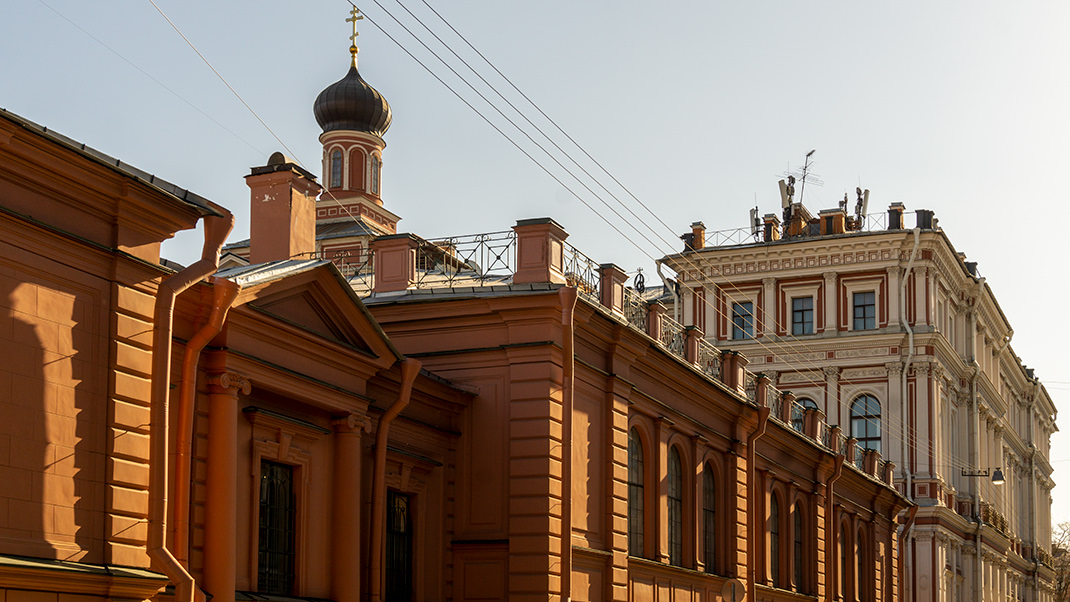 На заднем плане виден восточный фасад Николаевского дворца