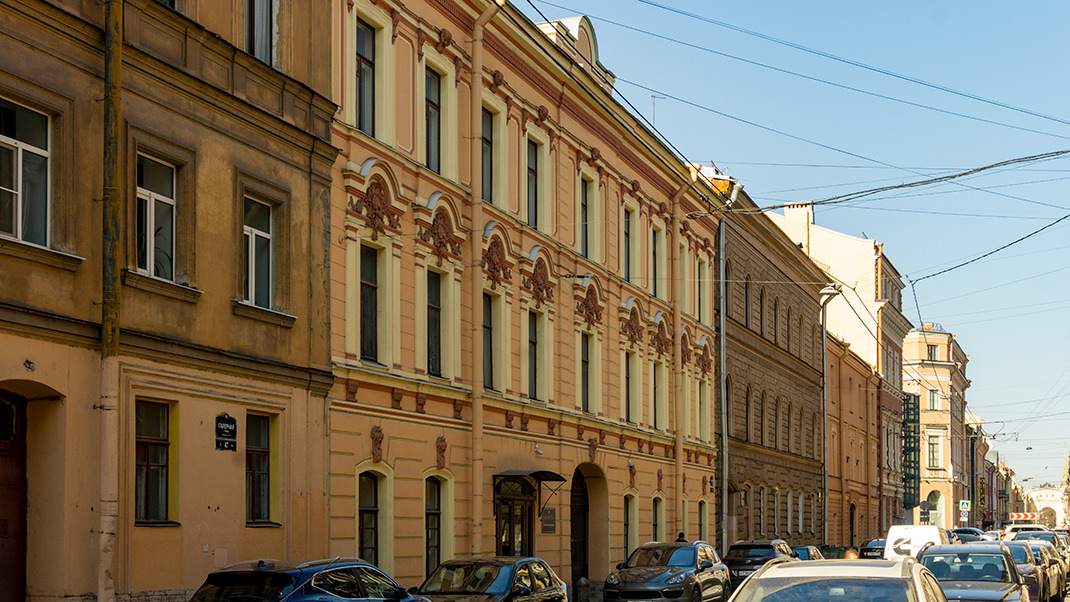 Здание в центре — особняк Румянцева. Восточный фасад