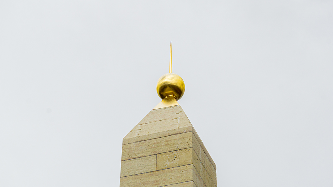 Позолоченный шар на вершине монумента