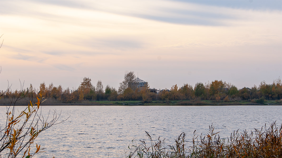 Вид на башню с озера