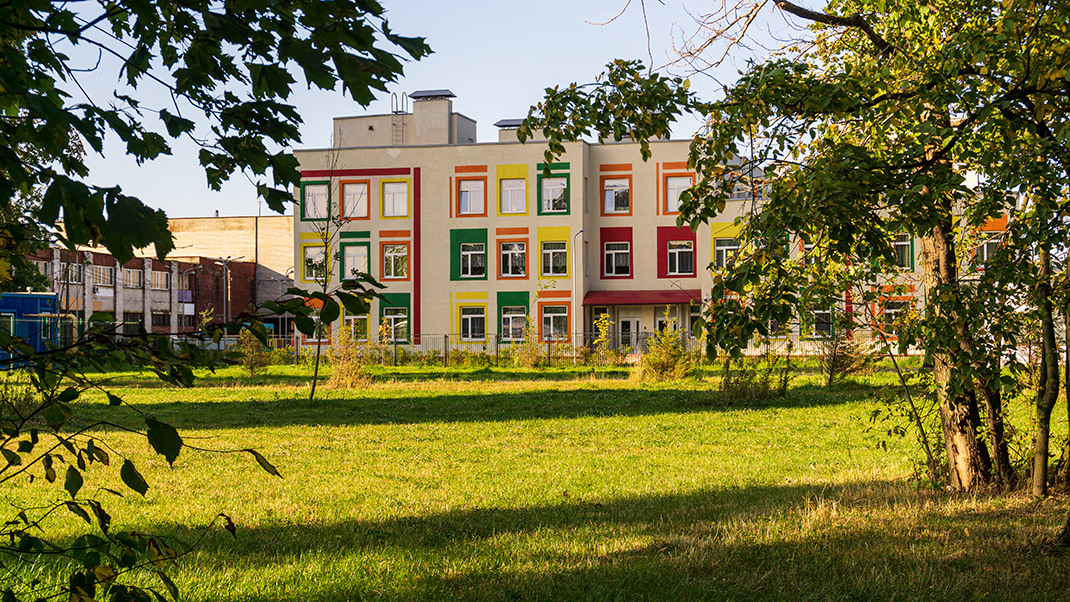 Здание детского сада с яркими акцентами