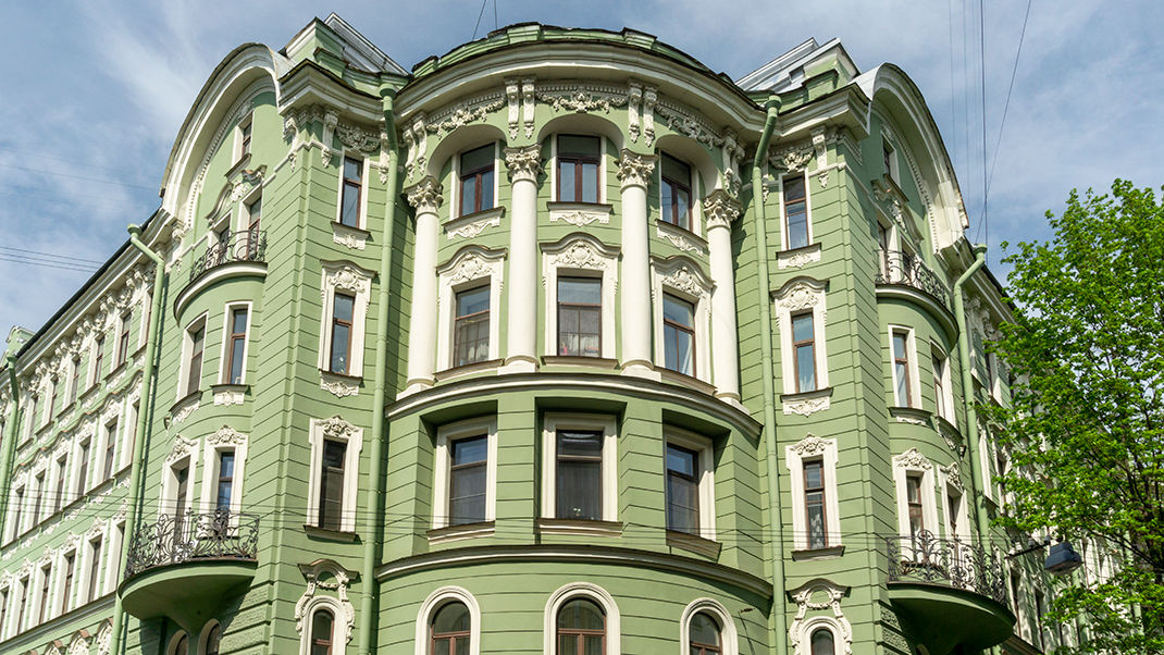 Возведением здания поочередно занималось два зодчих — Сергей Григорьевич Гингер и Михаил Иванович фон Вилькен