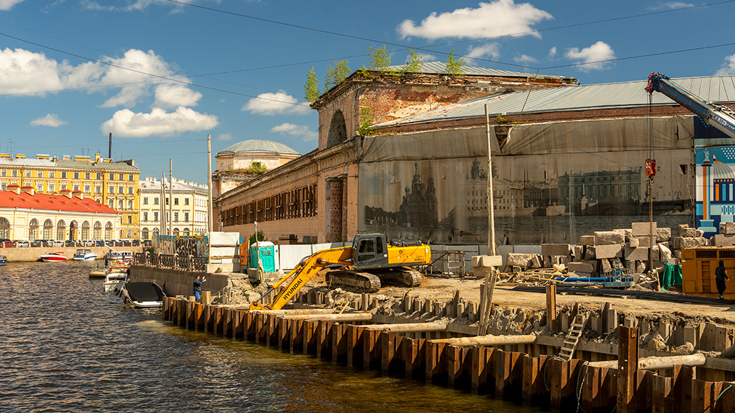 Со стороны Мойки проводится капитальный ремонт набережной
