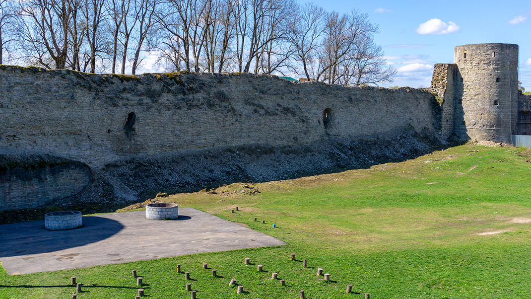 Крепостные стены и Средняя башня