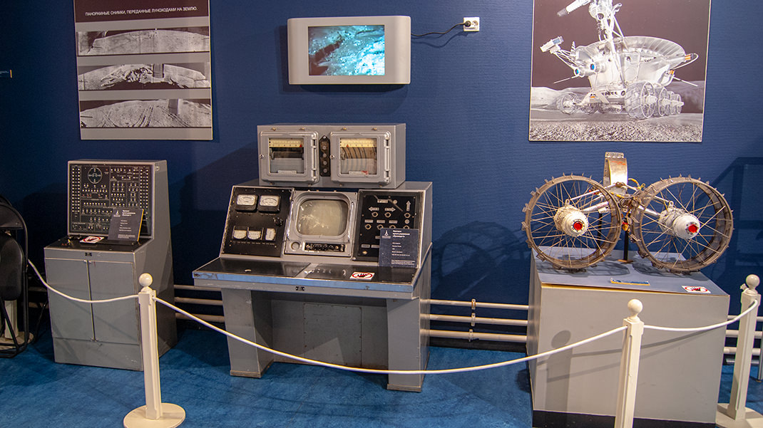 Фрагменты пульта управления «Луноходом-1». Справа — фрагмент колёсного шасси лунохода