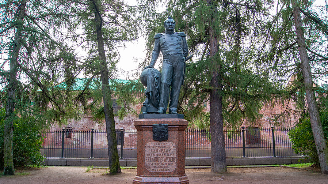 Памятник Ф. Ф. Беллинсгаузену