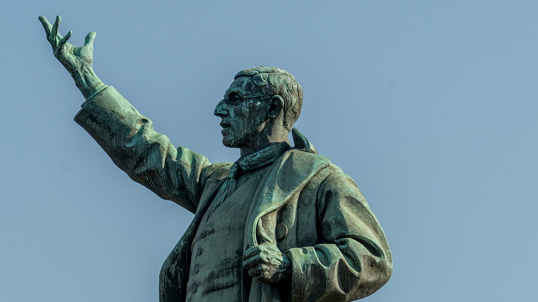 Памятник революционеру В. Володарскому