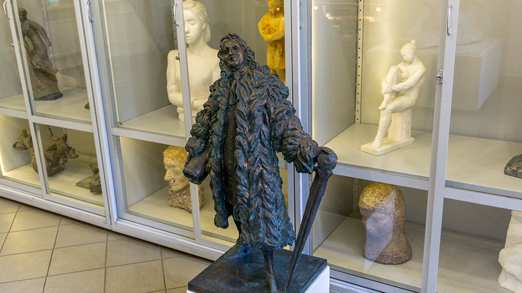 В выставочном зале можно увидеть уменьшенные копии петербургских памятников