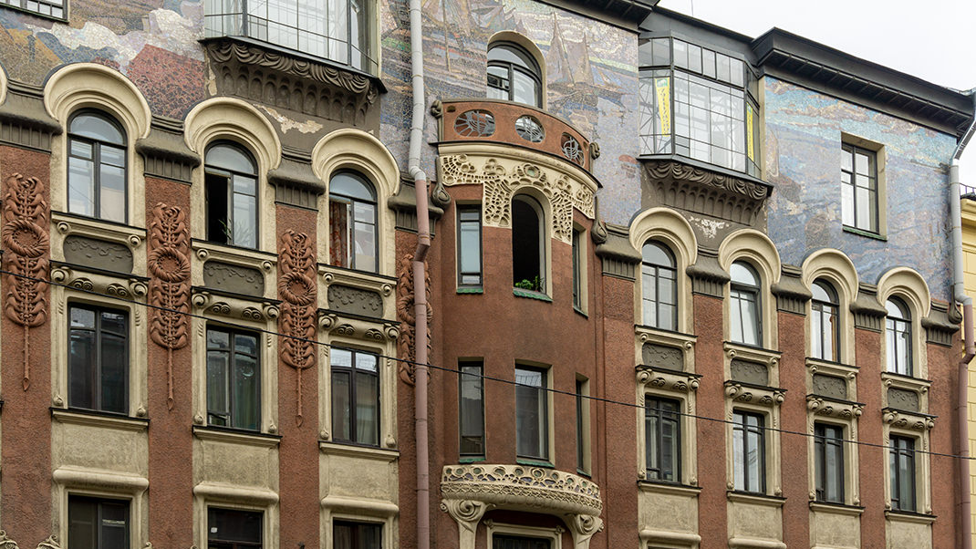 Верхний этаж здания отделан мозаичными панно