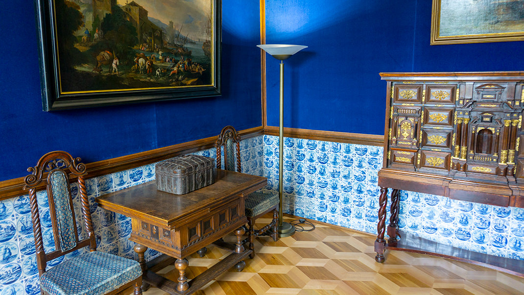 Голландскую плитку можно увидеть также и в оформлении Меншиковского дворца на Васильевском острове