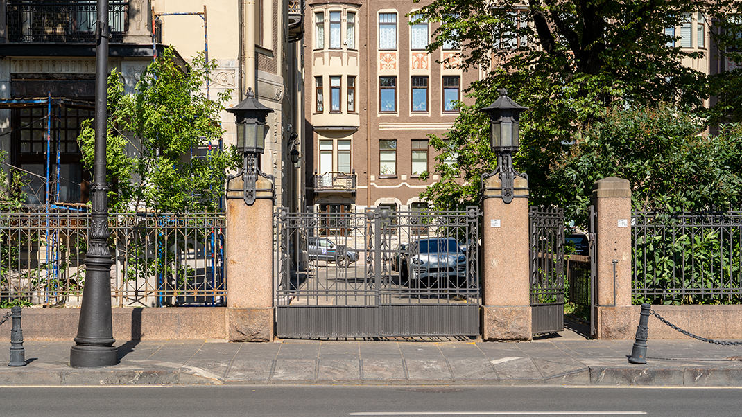 Ворота со стороны Каменноостровского проспекта