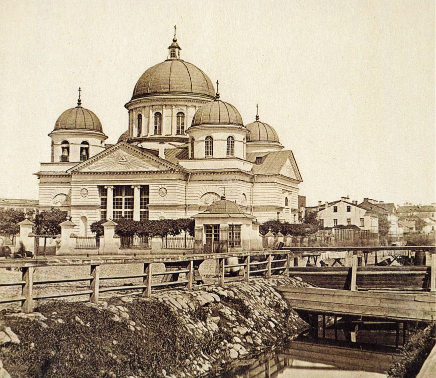 В 1860-х годах это место выглядело так. Справа видна часть Лиговского канала. Источник: https://commons.wikimedia.org/wiki/File:Ligovsky_channel_and_znamenskaya_cruch.jpg