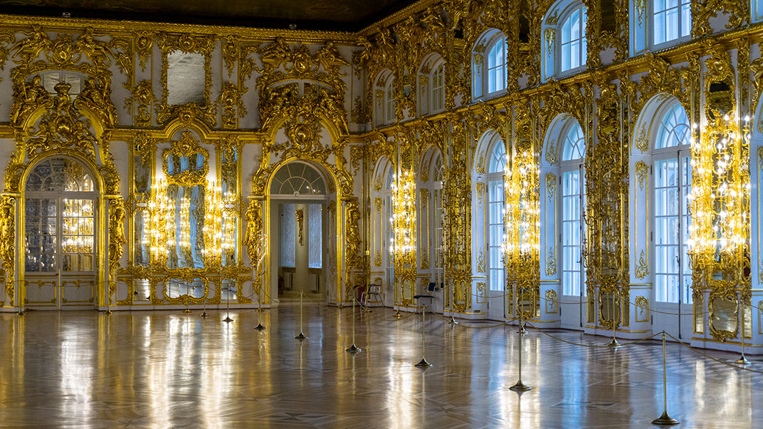 Одно из самых известных помещений дворца — Большой зал, или Светлая галерея