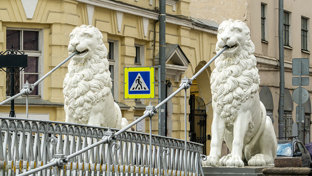 Своё название мост получил по четырём фигурам львов, созданных скульптором П. П. Соколовым
