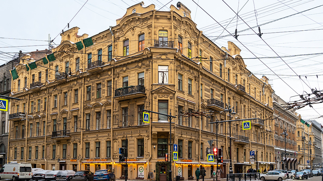 В этом доме проживали И. С. Тургенев и П. И. Чайковский, здесь же располагался знаменитый ресторан «Вена»