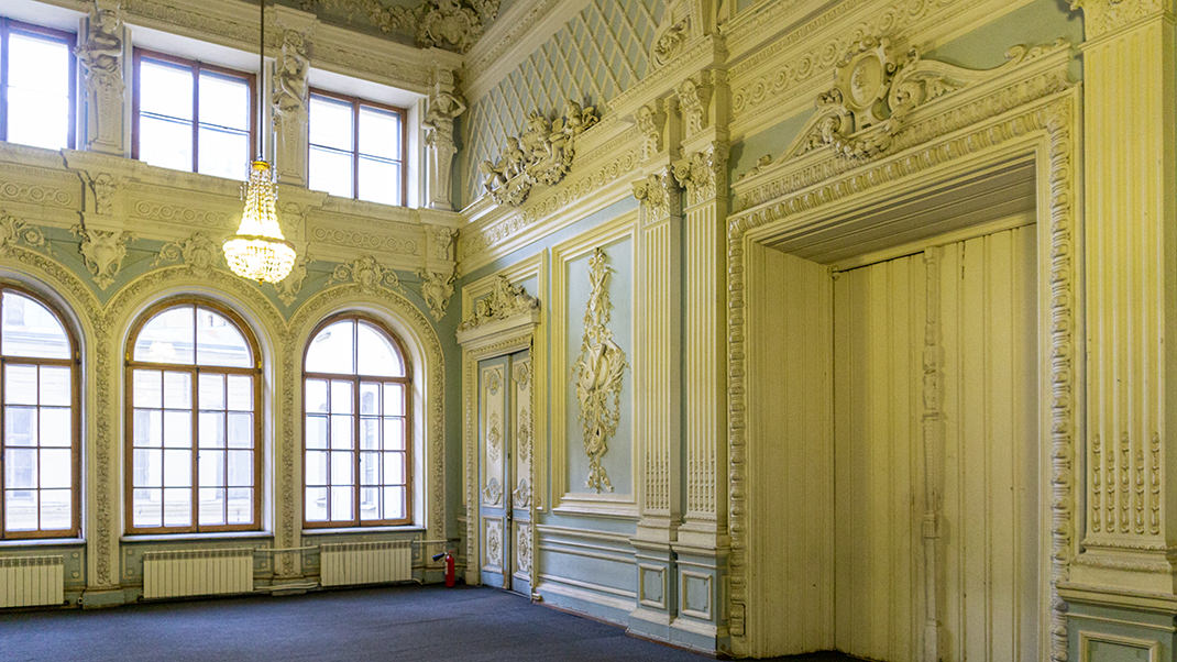 В отличие от многих других исторических зданий, Бальный зал — не самое большое помещение дворца