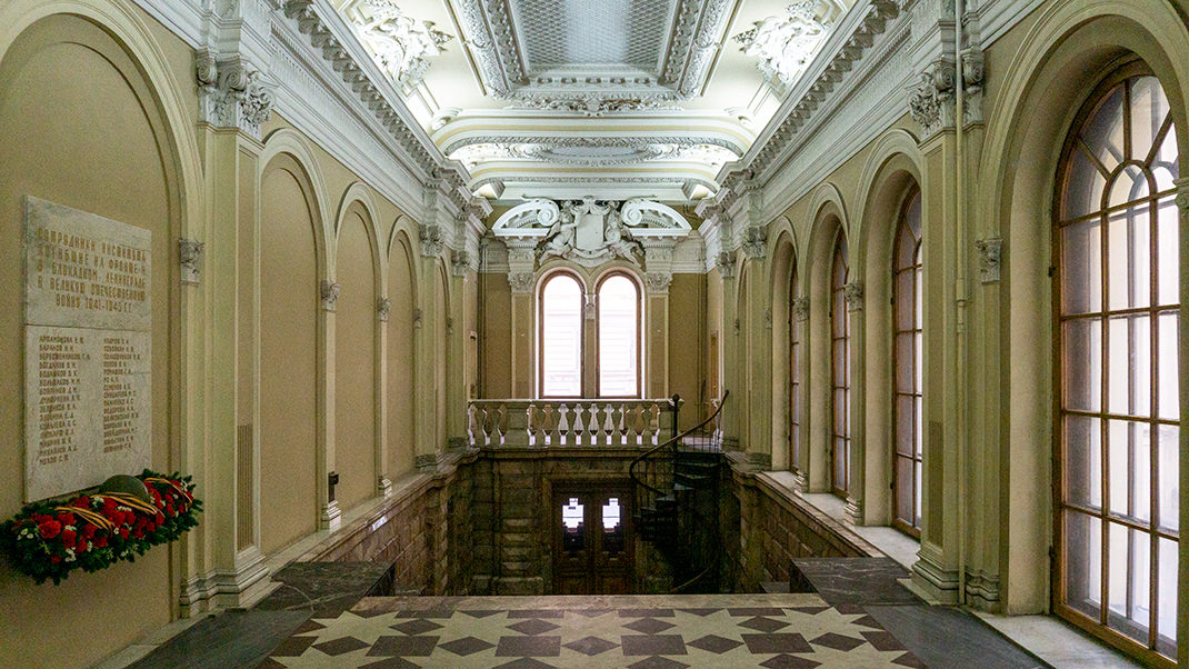 Предыдущее фото сделано с галереи с двумя окнами в центре кадра