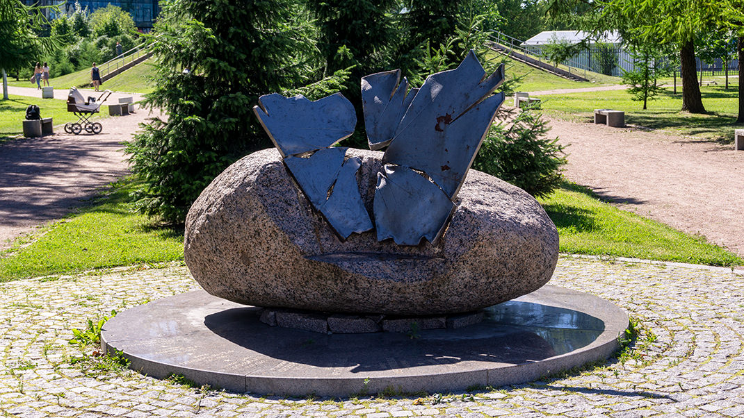 Камень Памяти воинам, жившим в Красногвардейском районе, погибшим при исполнении воинского долга