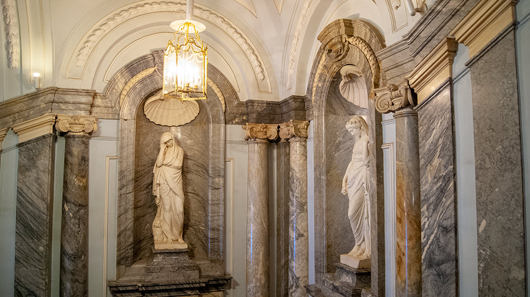 Скульптуры на лестнице — единственный сохранившийся в Петербурге аллегорический ансамбль XVIII века