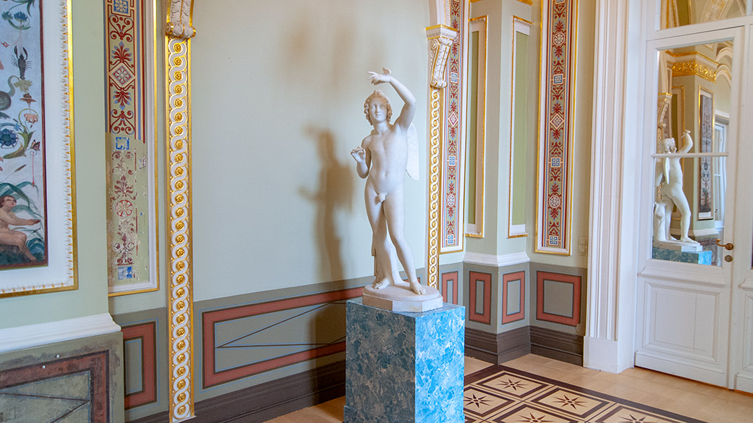 Во дворце можно найти множество статуй и предметов декоративно-прикладного искусства
