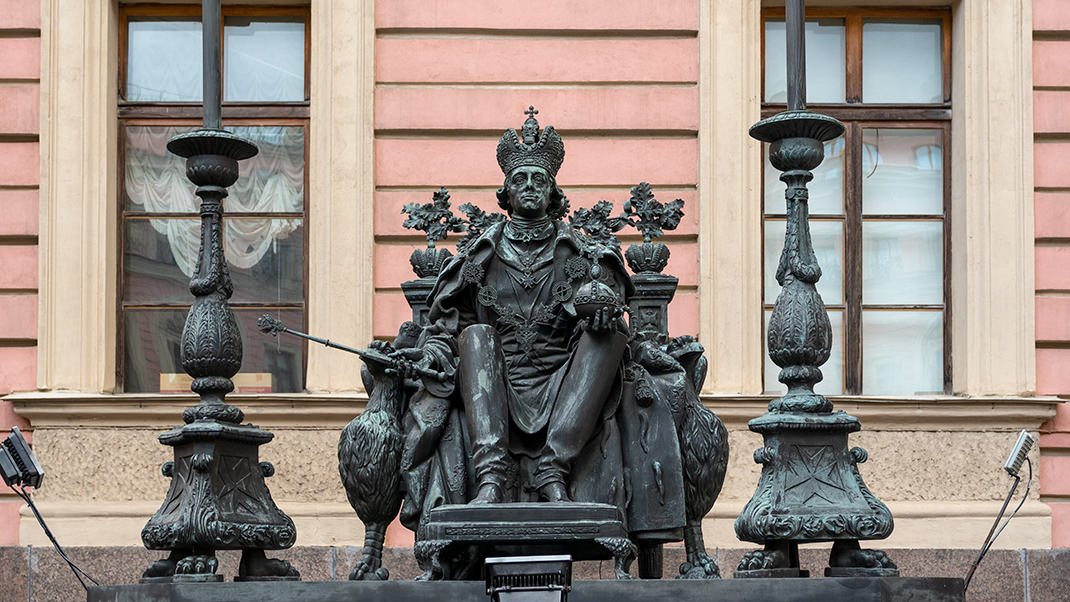 Скульптура императора Павла во внутреннем дворе