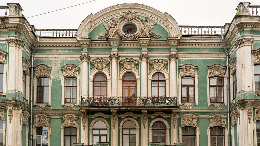 Бывший дом Бутурлиной (расположен в самом начале Моховой улицы, адрес — Чайковского, 10)