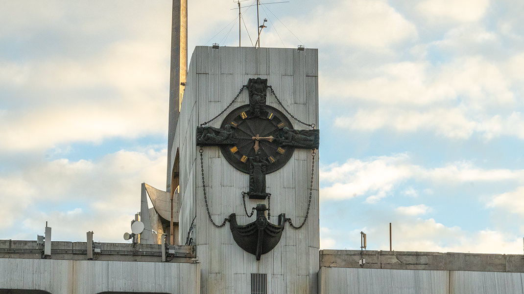 Башня с часами и носом корабля
