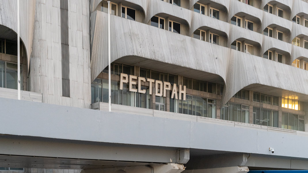 Первые проекты возведения здания ленинградского Морского вокзала появились ещё в 50-е годы XX века
