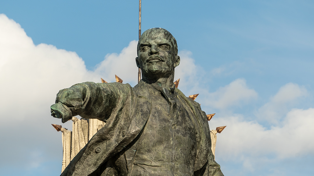 В апреле 1970 года на Московской площади появился памятник В. И. Ленину
