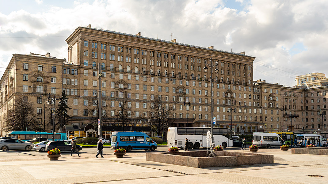 Окружающие здания вторят монументальной архитектуре площади