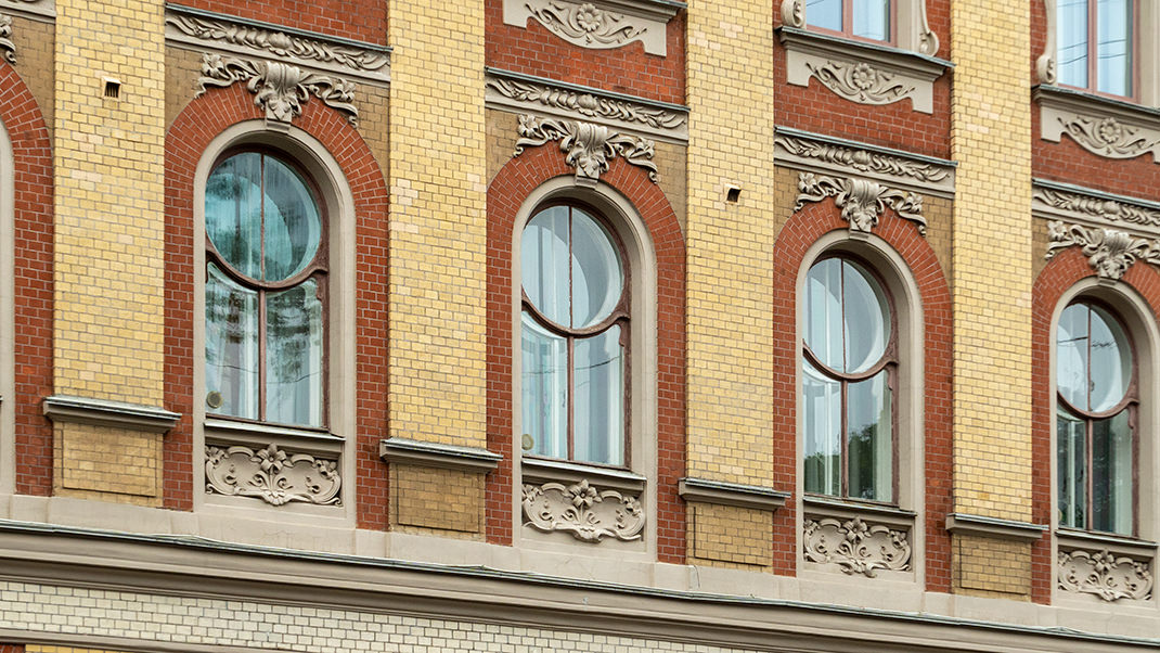 Окна разных этажей имеют разную форму